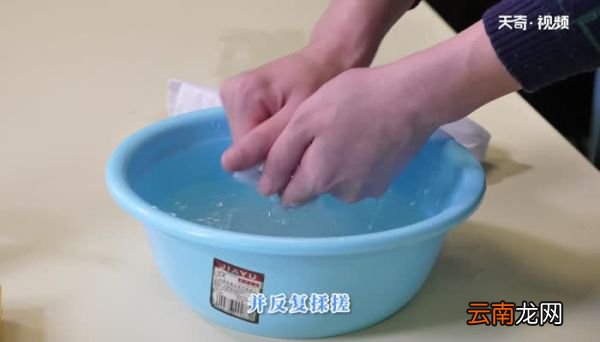 奶茶弄到白衣服上怎么洗 怎么清洗奶茶污渍