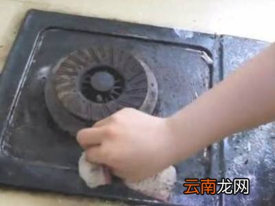 煤气灶怎么清理油污