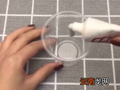 铜门上的双面胶怎么去除