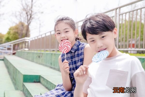 孩子被小伙伴排挤怎么办 如何开导被排挤的孩子