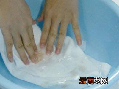 衣服染上黑色怎么洗掉妙招