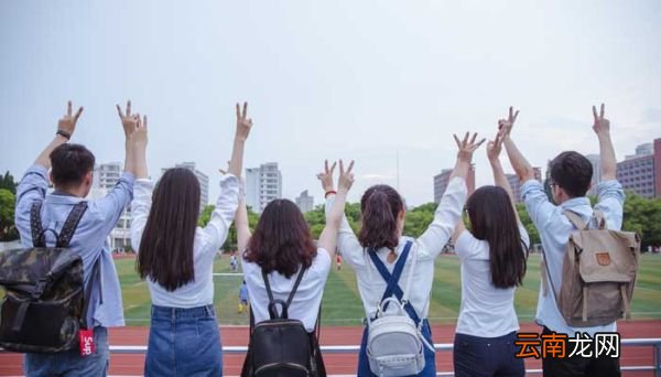 夸美纽斯的普及教育思想 夸美纽斯的普及教育思想是