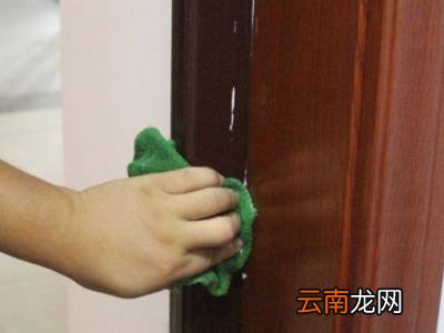 怎么去玻璃胶留下的胶