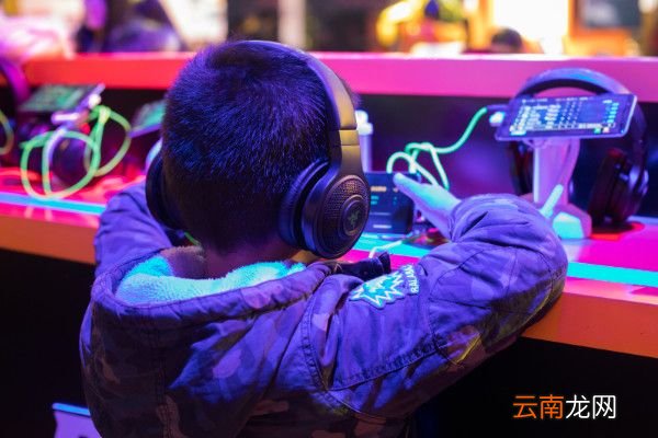 孩子每天玩手机怎么办小孩经常玩手机有什么危害