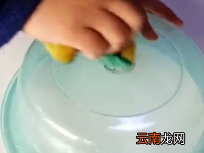 新买的盆子里的标签怎么去除干净