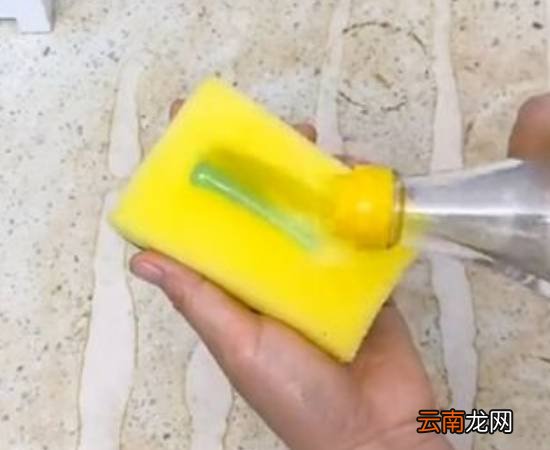 灶台发黄怎么清理