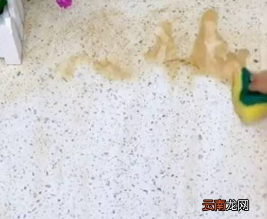 灶台发黄怎么清理
