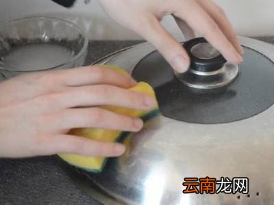 锅盖上的油垢怎么去除