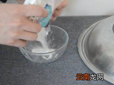 锅盖上的油垢怎么去除