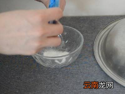 锅盖上的油垢怎么去除