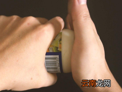 水果罐头怎么打开