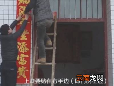 大门口对联怎么贴