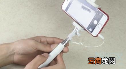苹果自拍杆怎么连接手机才可以用