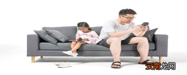两岁宝宝玩手机的危害孩子喜欢玩手机的原因
