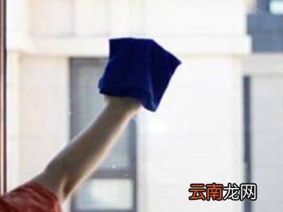 塑料纸粘在玻璃上怎么去掉