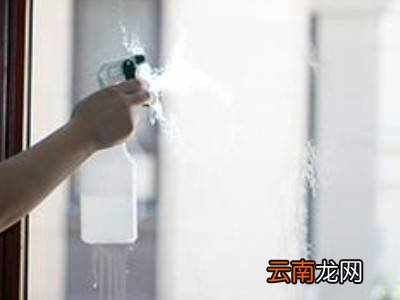 塑料纸粘在玻璃上怎么去掉