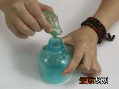 塑料纸粘在玻璃上怎么去掉