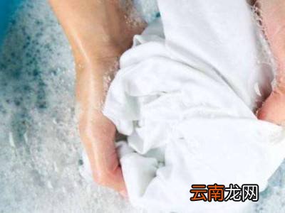 床单上发硬的胶水怎么去除