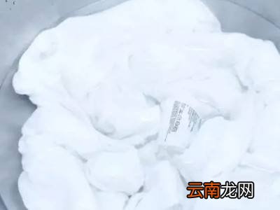 床单上发硬的胶水怎么去除