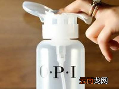 怎样去除墙上的强力粘胶贴