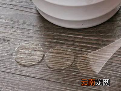 怎样去除墙上的强力粘胶贴