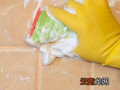 怎样去除墙上的强力粘胶贴