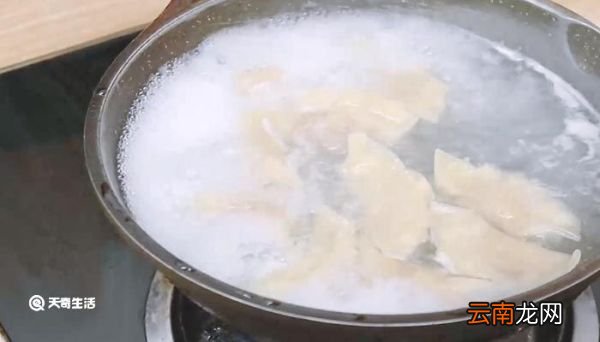 饺子要冷水下锅还是热水 饺子要冷水下锅还是热水下