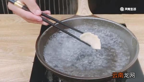 饺子要冷水下锅还是热水 饺子要冷水下锅还是热水下