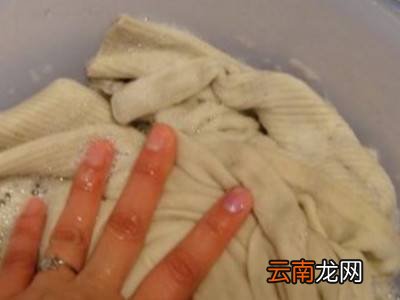 羊绒毛衣怎么洗不缩水变形