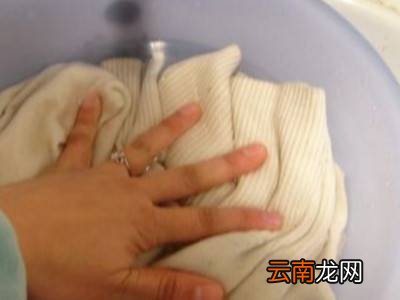 羊绒毛衣怎么洗不缩水变形