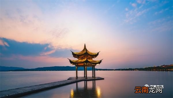 淡妆浓抹总相宜上一句 淡妆浓抹总相宜上一句是什么