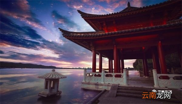 淡妆浓抹总相宜上一句 淡妆浓抹总相宜上一句是什么