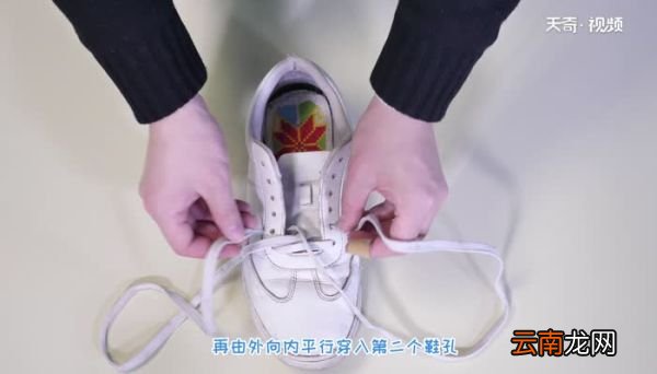 怎样系鞋带不露鞋带 系鞋带不露的方法