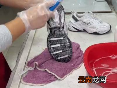 白色运动鞋上面的黑色污渍怎么清洗