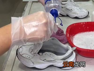白色运动鞋上面的黑色污渍怎么清洗