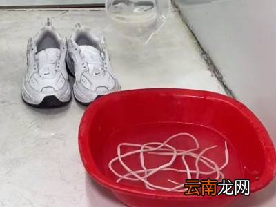白色运动鞋上面的黑色污渍怎么清洗