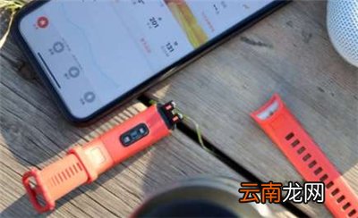 华为手环4开机键在哪