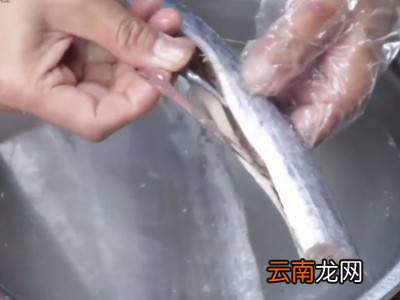 带鱼段怎么处理干净