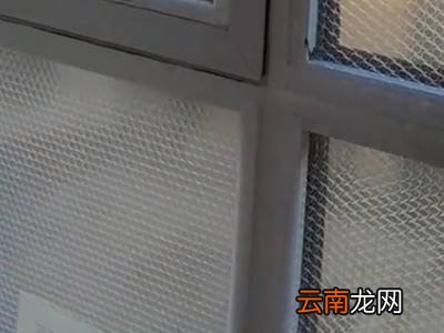 开暖气后窗户上全是水怎么解决