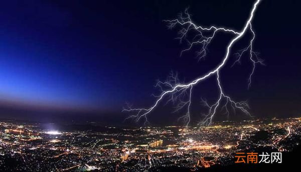 遭遇雷电正确的做法 雷雨天气时正确的做法