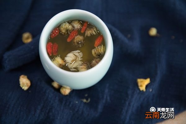 蒲公英茶和菊花枸杞一起喝的功效与作用 蒲公英菊花和枸杞在一起喝能起到什么作用
