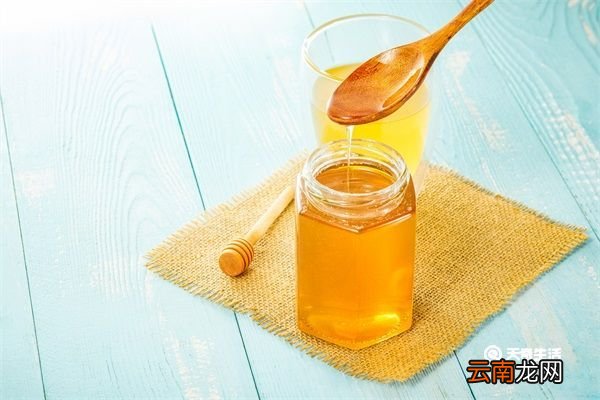 柠檬片加蜂蜜泡水喝有什么功效