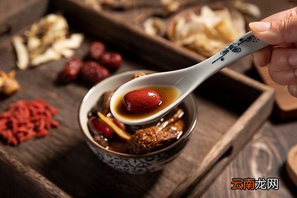 大姨妈来了喝红糖水的功效与作用 大姨妈来了喝红糖水的功效