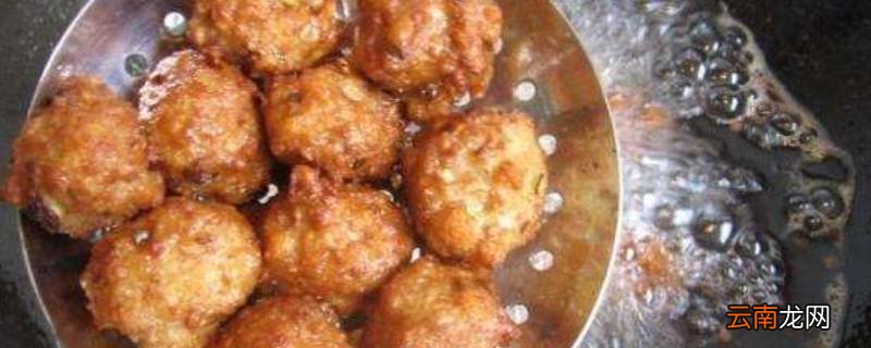 炸肉丸子粘锅底是什么原因