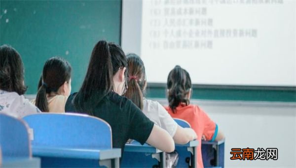 台式连接投影仪如何显示两个屏幕 台式连接投影仪怎么显示两个屏幕