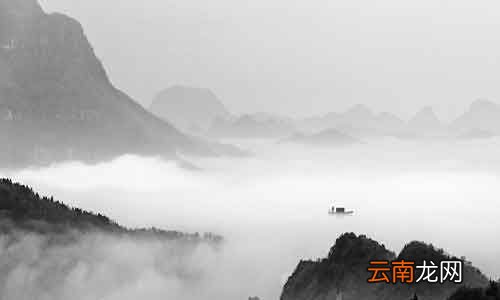 客厅沙发墙不宜挂什么画 客厅沙发墙上挂画有啥讲究