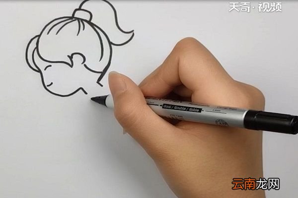 踢足球简笔画