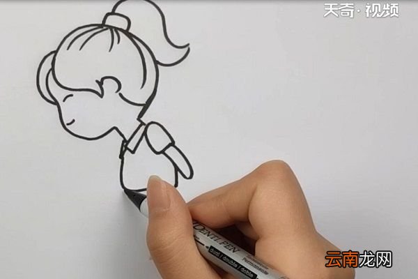 踢足球简笔画