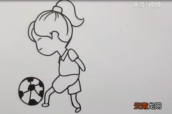 踢足球简笔画