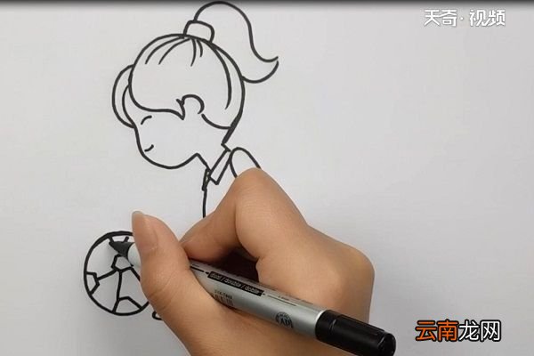 踢足球简笔画